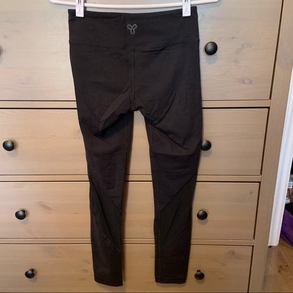 TNA Aritzia Leggings with mesh details - Picture 2 of 3